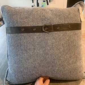 Wool cushion cover with filler